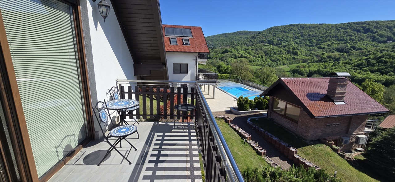 Villa Aurelia — natkrivena terasa s pogledom na brege